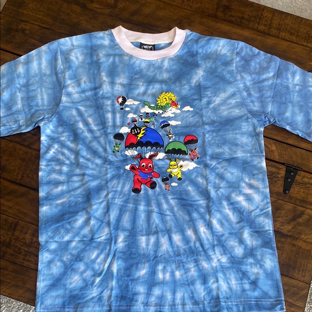 Icy Rabbit Blue and White Short Sleeve Tee. Mens L. NWOT